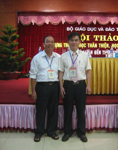 Hiệu trưởng Nguyễn Viết Hưởng và Tiến sĩ Trần Đình Châu -Vụ trưởng, Giám đốc dự án PTGDTHCSII