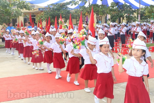 Phó Chủ tịch nước Nguyễn Thị Doan dự Lễ khai giảng tại Trường tiểu học thị trấn Đức Thọ