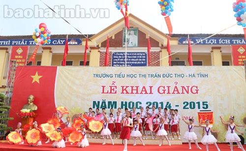 Phó Chủ tịch nước Nguyễn Thị Doan dự Lễ khai giảng tại Trường tiểu học thị trấn Đức Thọ