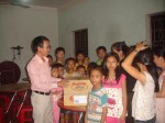 Đoàn Xuân Bảo tặng quả cho trẻ em tại làng SOS Hà Tĩnh