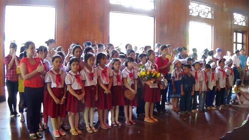 Trường Tiểu học Yên Hồ tổ chức hành hương về các địa chỉ đỏ