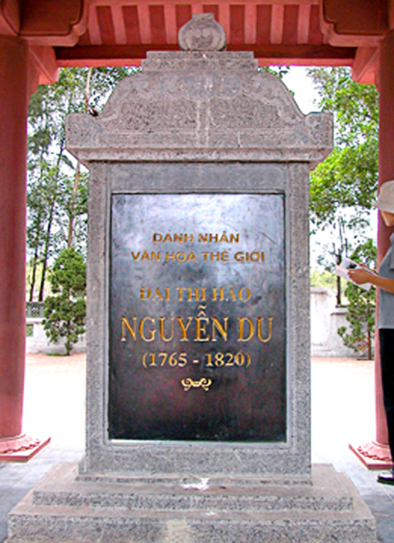 Cơ quan Phòng GD&ĐT Đức Thọ dâng hương tại khu di tích và mộ Đại thi hào Nguyễn Du