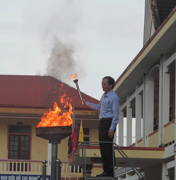 Chủ tịch UBND huyện Nguyễn Văn Việt đốt đốc truyền thống khai mạc Hội khỏe