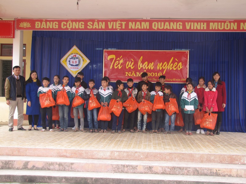 Trường THCS Yên Trấn tổ chức “Tết vì bạn nghèo” xuân Bính Thân 2016
