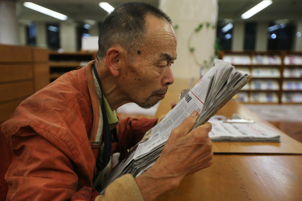 Trung Quốc dựng tượng cụ ông nhặt rác đọc sách trong thư viện
